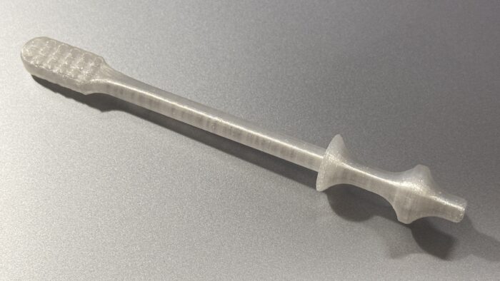 医療用途を想定した樹脂で3Dプリンター造形した植毛前の小型歯ブラシ試作品